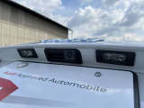●バックカメラ『駐車や後方の視界をサポートするための重要な機能です。多くのモデルに標準装備またはオプションとして搭載、リアバンパーに取り付けられたカメラが後方の映像を車内のディスプレイに表示します』