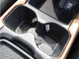 【ドリンクホルダー】内装のインテリアと一体化されたデザイン
