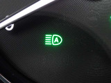 【ハイビームアシスト】先行車または対向車の有無や周辺の明るさなどに応じて、ヘッドライトのハイビーム(上向き)とロービーム(下向き)を自動で切り替えます。