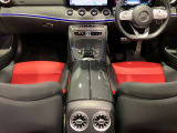 全ての席が主役席なのは、メルセデスならではの特徴です。快適なドライビングが、リラックスした車内空間を作りだします。