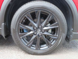 タイヤサイズは225/55R1999Vです。19インチの純正アルミ黒ホイールとなっています。