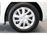 純正のホイールキャップが足元を飾ります!タイヤサイズは155/65R14を装備しております!!