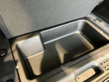 (ラングラー)ラゲッジルーム下にも収納スペースがございます。