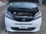 エンジンルームもきれいな状態です。日産のメカニックが点検整備をさせていただいてからのご納車となります
