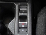 電子制御パーキングブレーキ搭載で指一本で簡単に操作することができます。さらに停車中に、ブレーキペダルを踏み続けなくても、自動的にブレーキを保持する機能である、オートマチックブレーキホールド付きです。