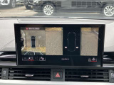 サラウンドビューカメラ装備 車両の4つのカメラから得た映像を合成し、上空から眺めているような映像をモニターに映し出します。車両周辺の歩行者や障害物などの発見に役立ちます。