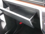 グローブボックスの上段にインスストスライドボックスが有り便利です。