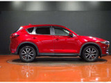 CX-5のサイドビューは、フロントから流れる流麗なラインが魅力。引き締まったフォルムが、凛とした佇まいを演出します。SUVらしい力強さの中に、大人の洗練された品格を感じさせるデザインです。