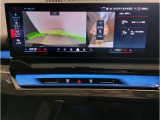 【全周囲カメラ】全周囲カメラ装備車両で御座いますので、狭い駐車スペースでもお車の全体図が確認でき、障害物との接触を未然に防ぐことが可能です。