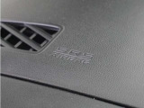 ◆助手席エアバッグ◆SRSエアバッグは、シートベルトだけでは防ぎきれない衝突時の衝撃から乗員を守るための安全装置。衝突時に瞬時に膨らみ、頭部や胸部がダッシュボードに直接衝突するのを防ぎます。