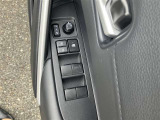 運転席扉内側部分です。【パワーウィンドウ】で窓の開け閉めもラクラクですね!