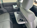 運転席・助手席シートバックテーブル。乳幼児用ドリンクマグ対応ホルダーを採用、さらにタブレット端末をたてかけやすいよう形状も工夫してます。