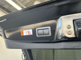 両手が荷物で塞がっている時にはコレ!パワーバックドアで開閉ラクラクです。バックドアに手が届かない時も、リモコンで開閉の操作が可能です。もちろん、荷物もたっぷり積めます。