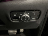ステアリングボタンは、使いやすいデザインでございます。ステアリング付近のレバーや、ステアリングボタンで追従機能の操作も可能でございます。