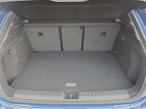 トランクルームの床がフラットな設計になっているため荷物の出し入れがしやすく、積載効率も向上しています。トランク内には、ネットや収納ボックスが配置されているモデルもあり、小物の整理に便利です。