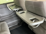 前席背面には格納式のテーブルも装備。食事やスマホ・タブレットでの動画視聴など様々な用途で活躍します。サイドにはちょっとした荷物がかけれる便利なコンビニフック付きです。
