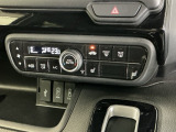 オートエアコンで、毎日のドライブを快適に。温度、風量を自動で調整し、理想的な車内環境を提供します。プラズマクラスター技術搭載の、フルオートエアコン。空気の浄化や脱臭に効果があります。