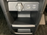 アクセサリーソケットはUSBのアダプターなどをつければ、スマホの充電にも使えます。横にはナビゲーション用の外部入力やスマートフォンなどの充電可能なUSB端子が1個づつついています。