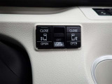 両側電動スライドドアのスイッチ付です。車内からもスイッチひとつで楽にドアの開閉が可能です。電動なので開閉時に力を使う必要がなく、半ドアになることもありません!