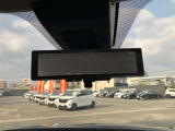 インテリジェントルームミラーは、大きな荷物や後席に背の高い人が乗車した時などでも関係なく後方の確認が出来て安心ですまた、夜間の後続車のライトも眩しさが軽減されます。
