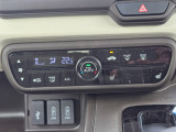 車内環境を自動でコントロールするフルオートエアコン。長距離ドライブも快適です。