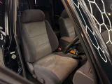 シンプルで機能的な運転席は、操作性を重視した本格四駆らしい設計