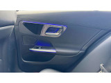 【メモリー付パワーシート】シートをかたどった調整スイッチはメルセデス・ベンツが特許を持っています。様々な体型の乗員に合わせた、きめ細かい調整が可能になっています。