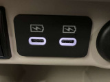 【USB電源ソケット】スマートフォンの充電などに便利な2口のUSB電源ソケットを装備