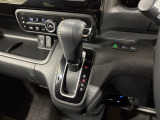 インパネシフトだから視線の移動も少なく足元もスッキリ♪運転席もゆったりしているのでゆとりを持ってドライブできますね!