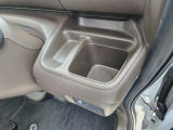 運転席の内側にはドリンクホルダーと嬉しい小物入れがあります♪