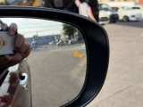 隣車線を走る車両をレーダーで検知し、ドアミラーでは確認しにくい後側方エリアに存在する車両に加え、急接近してくる車両も検知します。車両を検知するとドアミラーに搭載されたLEDインジケーターが点灯します。