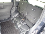 ◆チップアップ&ダイブダウン機構付【ULTR SEAT】は後席座面を左右分割で跳ね上げることができます。トランクで積載できない背の高い荷物をラクラク収納できます。ホンダ車ならではの人気装備です。