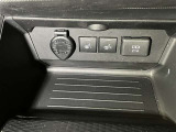 12V/120Wのアクセサリーソケット・運転席/助手席シートヒータースイッチ・充電用USB端子が付いています。