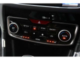 運転席と助手席の温度設定の変更が可能な左右独立タイプのデュアルエアコンです♪♪♪暑がりな人・寒がりな人も誰もが車内を快適にお過ごしいただけます♪♪♪