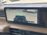 車の下が見えるインビジブルビューです。目の前に落下物や水たまりなど車の下が透けて見えるような映像で接触など危険を回避できます。