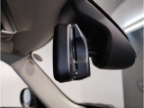【ETC機能付防眩ミラー】BMWのルームミラーは、ETCと一体型でございます。ミラーは防眩機能付きですので、後方車両のヘッドライトの明かりをカット致します。