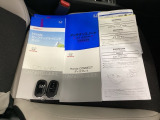 メンテナンスノート【点検整備記録簿・保証書】、取説も揃ってます。カバンに入れたままでも、ドアの解錠・施錠、エンジンスタートが可能なスマートキーは2個セットです。