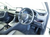 【運転席&助手席】シートは黒を基調にしたスタイリッシュなデザインです。クリーニング済みですので清潔感があり気持ち良く乗っていただけます♪