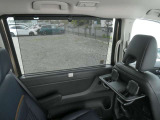 ロールサンシェード〈セカンド〉窓からの日射しが眩しいときにサッと引き出せるサンシェードを、全車スライドドアに標準装備。お子さまの安眠を守ります。