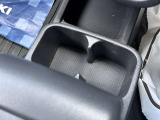 運転席助手席の間に2本入るドリンクホルダー搭載☆お気に入りのドリンクを片手に、快適なドライブを♪