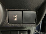 【運転席パワースライドドアスイッチ】運転席から後席のドアの開閉の操作を行うことができます。