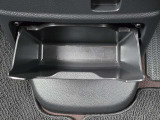 足元には便利なセンターロアボックスを設置。車内を整理しやすく、使い勝手の良さが魅力です。