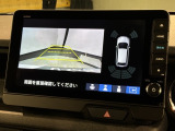 リバースギアに入れるだけで後方の表示へ切り替わります。夜間や雨の日の駐車も楽になりますよ。