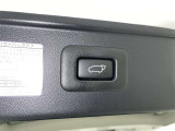 電動式バックドアです。 荷物を持ったままでもボタン一つで自動的に開け閉めできるので便利ですよ。 挟み込み防止機能も付いていますのでお子様の手や荷物を挟み込むのを防いでくれますよ。