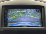 駐車時や狭い場所での安全運転をサポート。後方の状況を大画面で確認でき、スムーズな運転を後押しします。