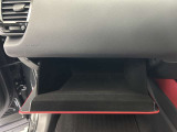 ちょっとしたところは収納ボックスにもなっています。車内はサイズも決まっているので、収納が少ないと思っているアナタ!ご安心ください。さまざまなところに収納が隠れているんです♪
