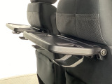 運転席・助手席の背もたれには、2列目シート用にカップホルダー付きの「格納式のシートバックテーブル」を装備しています。休憩時のちょっとした時間などカップを置いたり、小物置きに使えて便利です。
