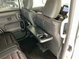 運転席と助手席のシートの裏に収納式のテーブルが装備されています。休憩時のちょっとした小物置きに使えてとっても便利ですね♪
