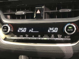 運転席、助手席別々に温度設定ができるデュアルエアコン装備です。男性が暑いと感じても、女性は寒いと感じる、そんな時の車内温度を別々に調節できるので、ストレスなくドライブをお楽しみいただけます。