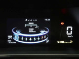 とっても見やすいメーターです。夜間時はラグジュアリーな気分にさせてくれる照明が魅力ですので、夜のドライブも楽しみになりますよ♪